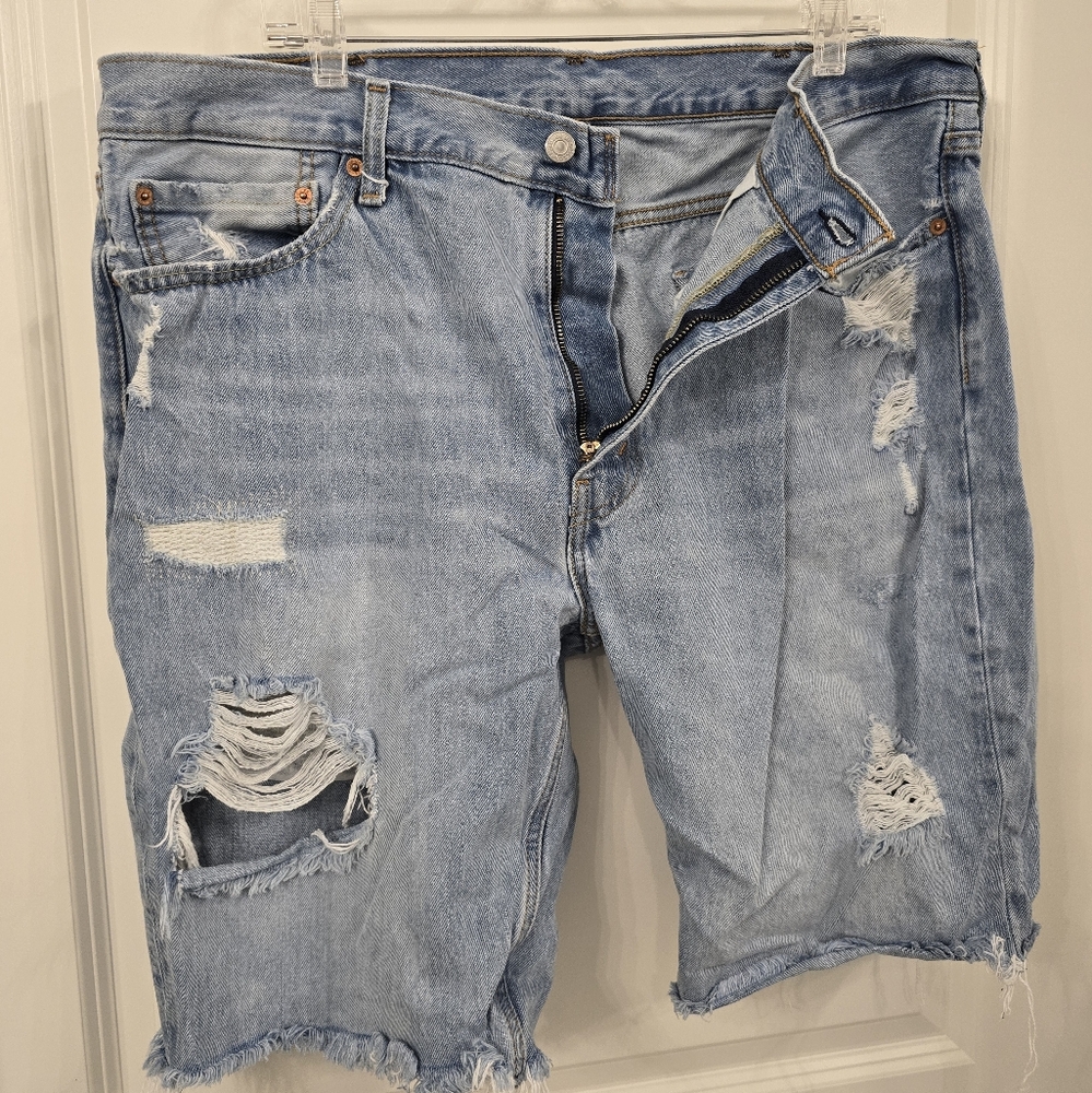 Like New Levi's Men's Distressed Destroyed Jean Shorts Size 40. Light - Med Wash